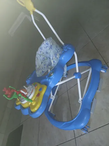 Andador com bichinhos e músicas no pretinho, com alça de empurar