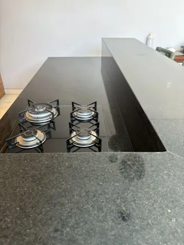 Linda bancada de granito, preto São Gabriel, com Cooktop embutido.