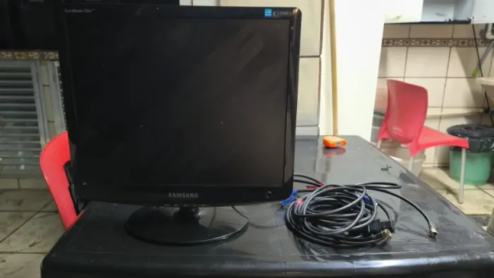 Monitor Samsung 17 Polegadas - Funcionando mas com tela muito arranhada.