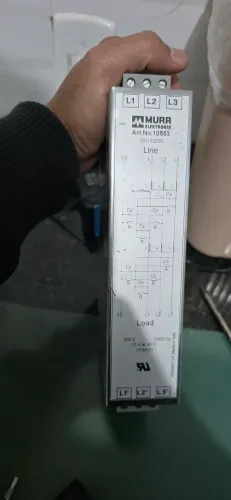 filtro de linha trifásico da marca Murrelektronik, modelo Art. No. 10553.