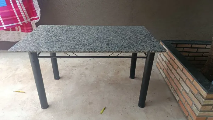 Mesa com tampa de mármore