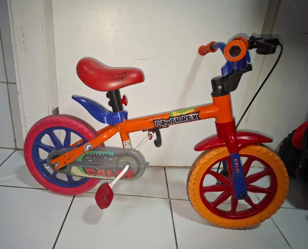 Bicicleta Caloi aro 12- menino. Acompanha as rodinhas.