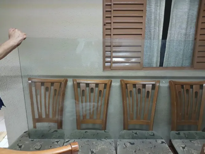 Mesa com 5 cadeiras base quebrou mas tem conserto