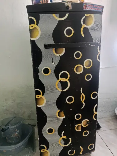 VENDO UMA GELADEIRA 100 GELANDO APENAS EMCIMA