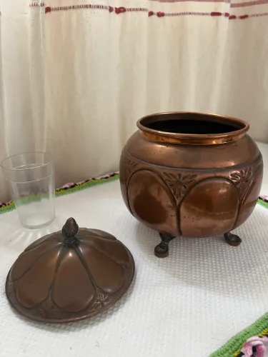 Antigo e interessante cachepô feito em cobre apresentando rica decoração conforme fotos