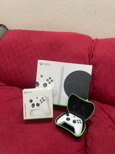 Xbox Series S com 2 controles e pilhas recarregáveis