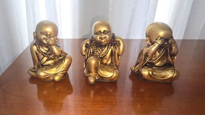 Trio budistas crianças estatuetas em gesso