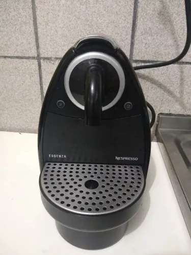 Cafeteira Nespresso Essenza + cápsulas