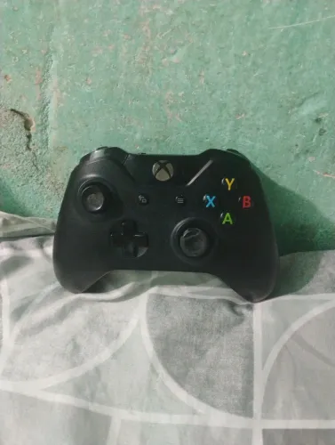 Controle Xbox One com defeito - liga mas mexe sozinho