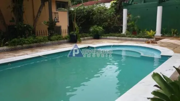 Casa Duplex Luxuosa na Gávea com 5 Suítes, Piscina e 7 Vagas