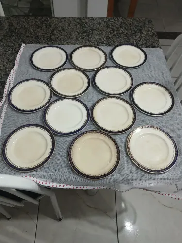 12 Pratos em porcelana Inglesa.