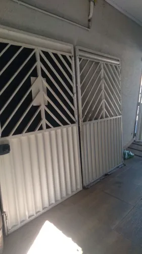 Vendo portão duas partes 1m e 40 por 2m 25