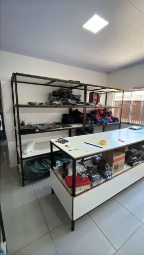 Prateleiras de ferro reforçadas