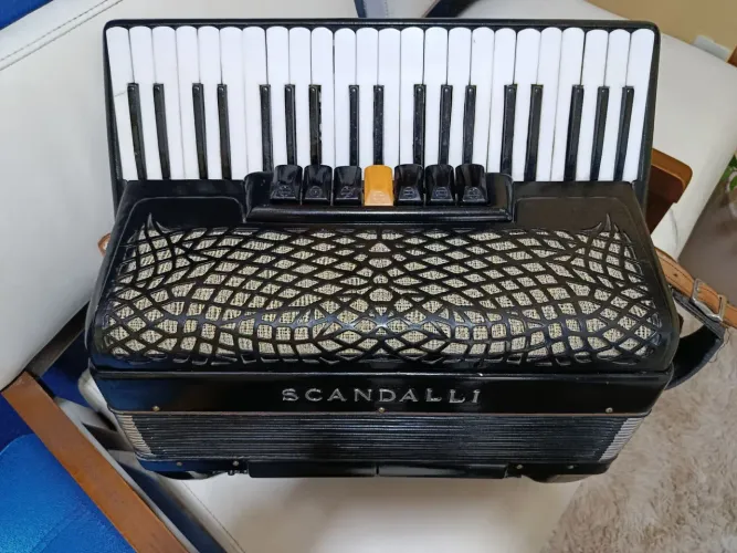 ACORDEON SCANDALLI 120 BAOXOS FABRICAÇÃO BRASILEIRA . PREÇO BOM DEMAIS