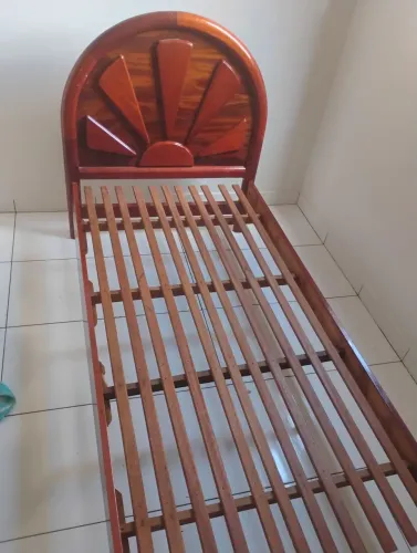 Vendo cama em madeira maciça 
