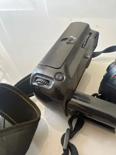Vendo câmera nikon sem lente + grip de bateria