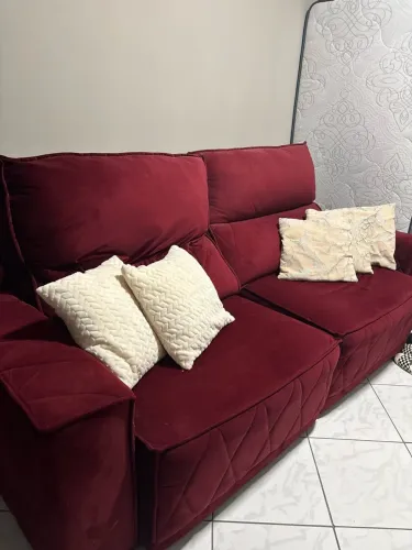 Sofá vermelho retrátil