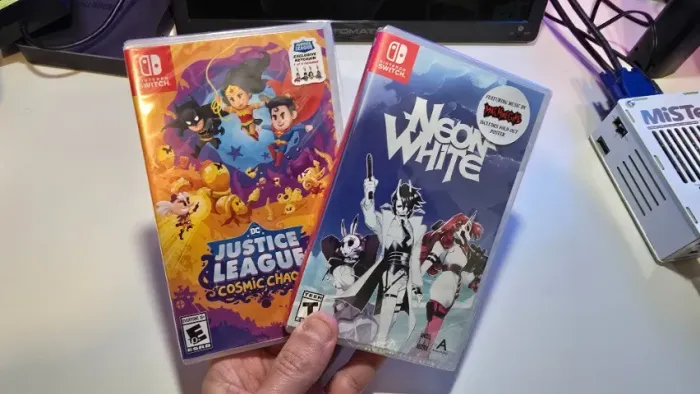 Dois jogos originais Nintendo Switch lacrados: Neon White e DC Justice League Cosmic Chaos
