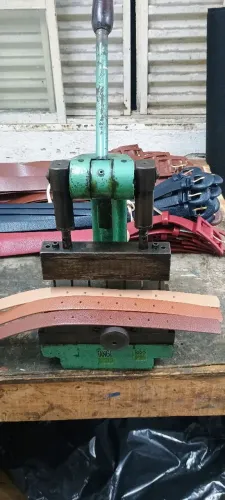 Máquina de furar cintos 7 furos com casador 3
