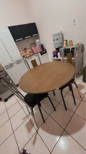 mesa c/ 3 cadeiras
