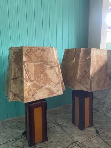 PAR DE ABAJURES VINTAGE/RETRÔ - BASE DE MADEIRA | DECORAÇÃO CLÁSSICA