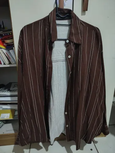Camisa manga longa listrada (marrom claro)