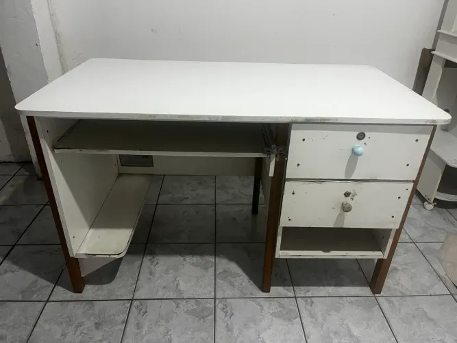 Mesa com gavetas 