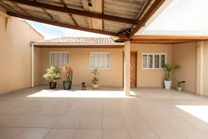 Casa para venda com 180 metros quadrados com 3 quartos