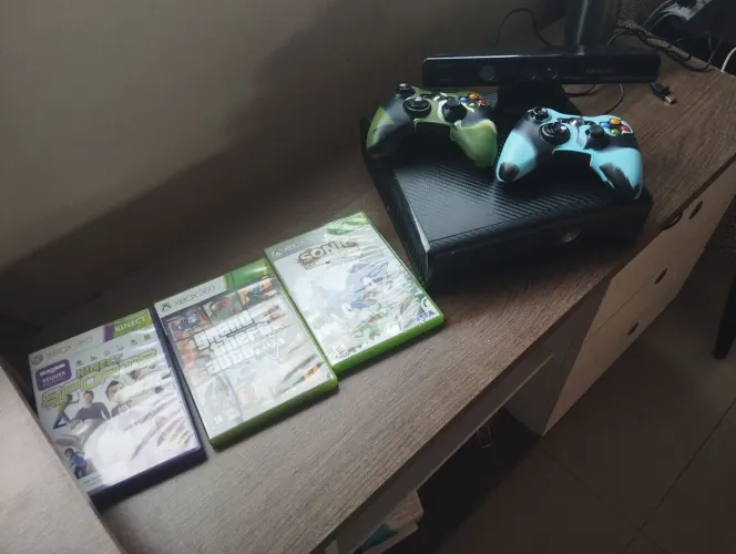 Xbox 360 (slim), 2 controles, kinect + 3 jogos mídia física 