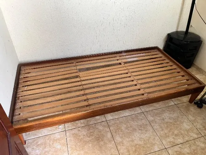 Cama de solteiro de madeira