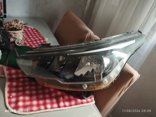 Farol do ar original com uma presilha quebrada mas a outra perfeitamente