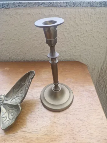 Castiçal decorativo de metal dourado