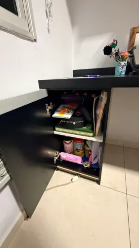 Mesa e armário suspenso
