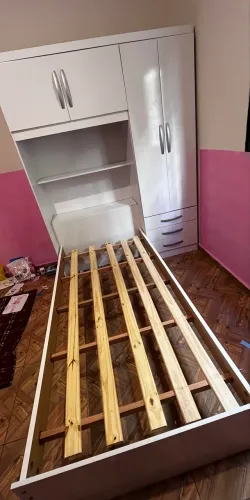 Guarda-roupa com cama de solteiro embutida - praticamente novo!