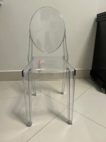 Cadeira transparente