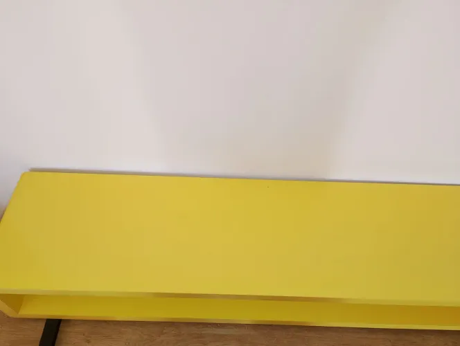 Bancada suspensa amarela