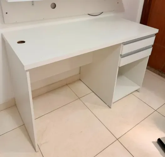 Escrivaninha Branca com Gavetas (MDF) - R$ 350
