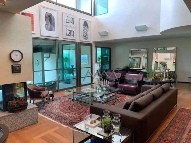 Casa à Venda no Condomínio Vila Castela com 4 Suítes - 700m²