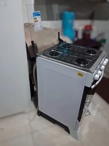 Fogão novinho ainda no plástico de loja