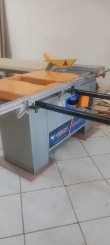 Esquadrejadeira Verry