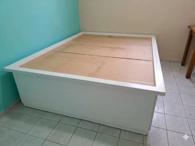 Base de cama casal baú projetada em madeira maciça c/ 2 gavetas