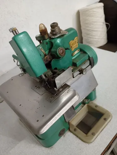 Vendo uma máquina overloque