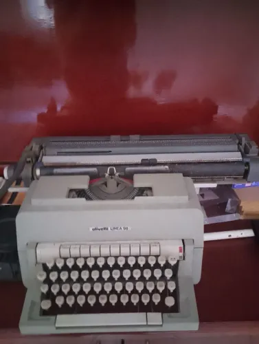 Vendo máquina de escrever OLIVETTI 98