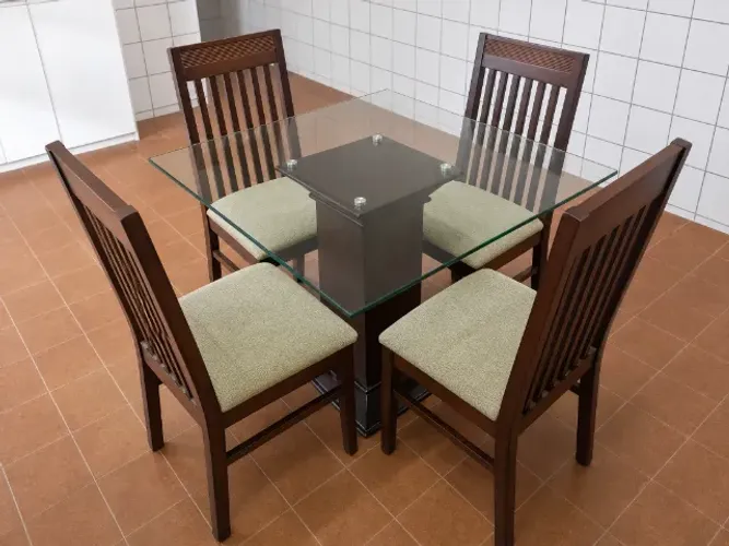 Mesa de Jantar com Tampo de Vidro + 4 Cadeiras Estofadas - Madeira Resistente