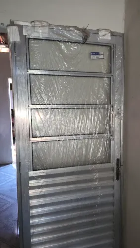 Porta de Alumínio Líder 210x80cm com Basculante e Vidro ? Nova