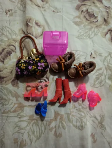 Lote de bolsas e sapatinhos para boneca Barbie