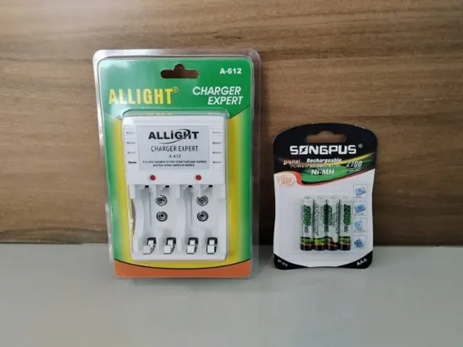 Kit Carregador de Pilhas + 4 Pilhas Recarregáveis AAA 2700 MAh