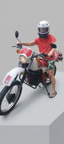 A clássica Honda XLX 250R de 1987 nas cores branca e vermelha