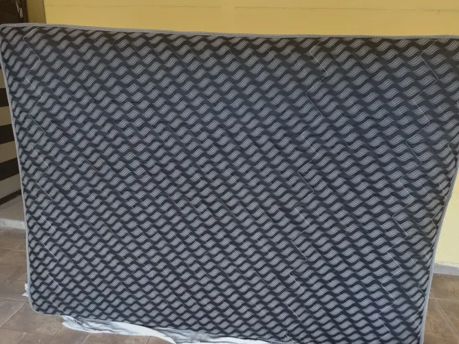 Estou vendendo uma cama Box de casal mola ensacada.
