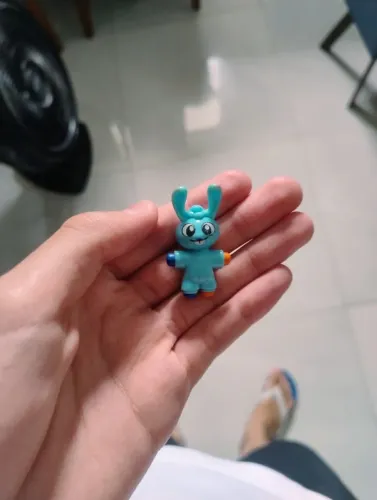 Coelhinho de giz de cera. Tem dois lados de cor um laranja e um azul.
